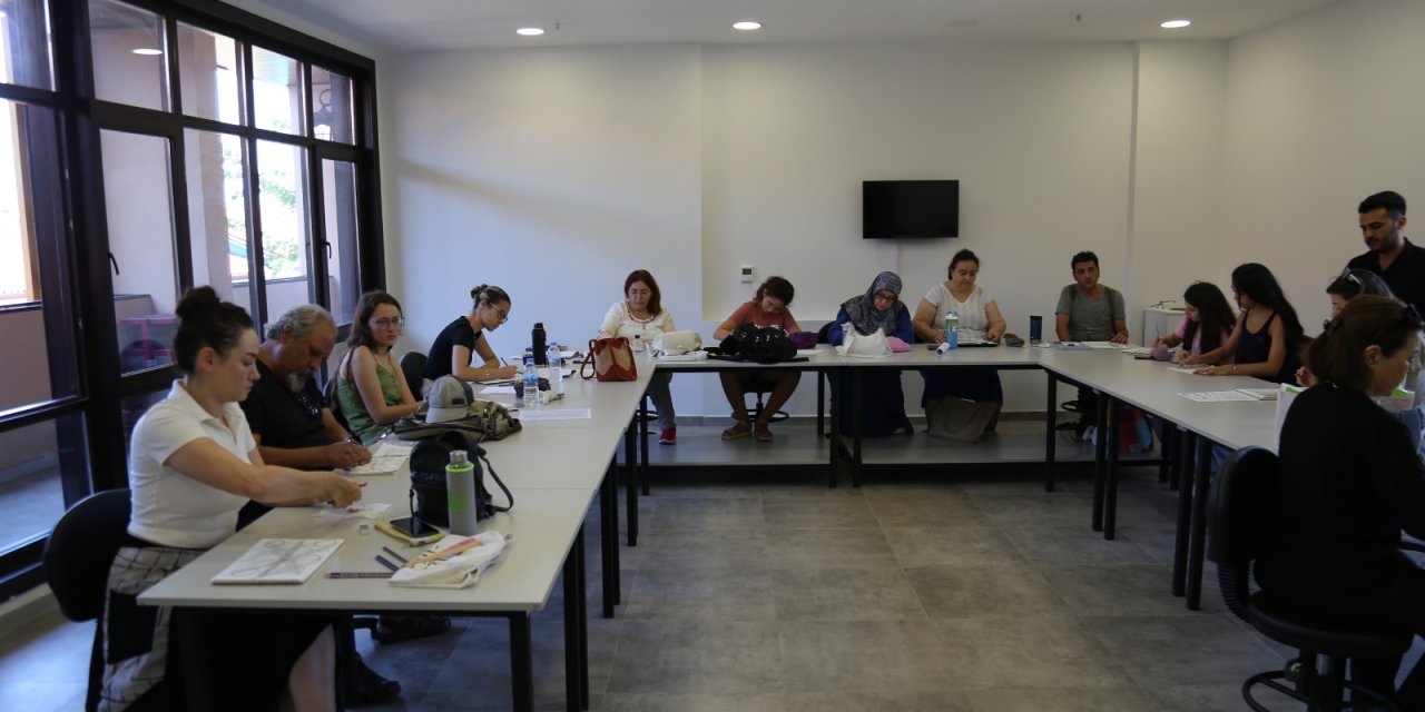 Eskişehir’de Sanat Sokağı’nda kara kalem büyüsü