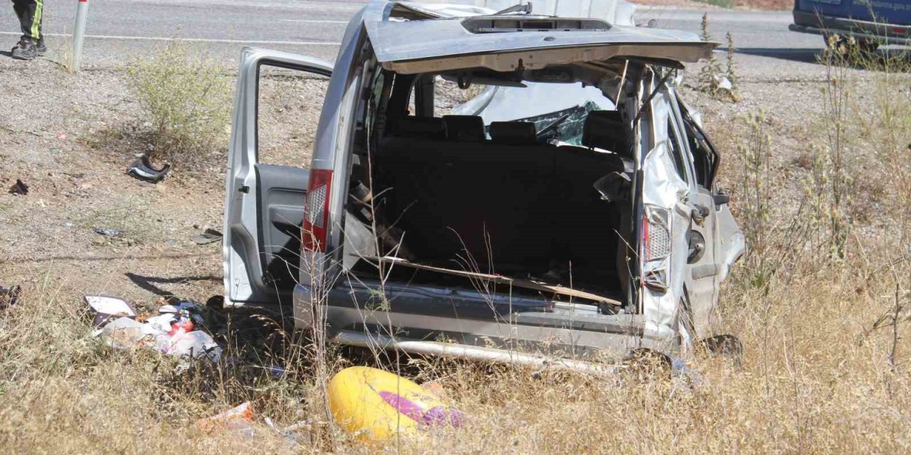 Hafif ticari araç önce ağaca sonra direğe çarptı: 5 yaralı