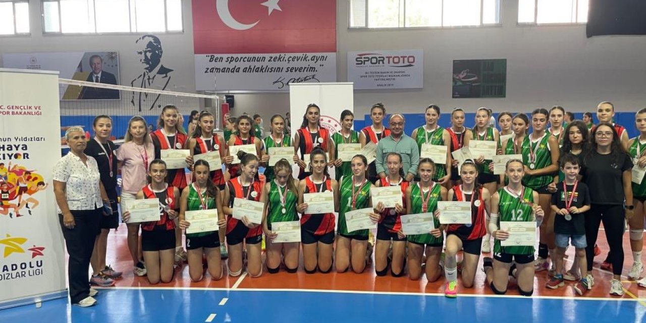 ANALİG Voleybol yarı finalinde kız takımı Türkiye finallerine yükseldi