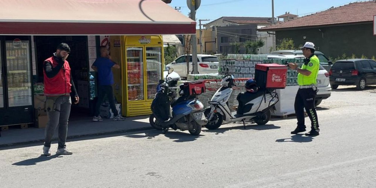 Motosikletli kurye, otomobille çarpıştı