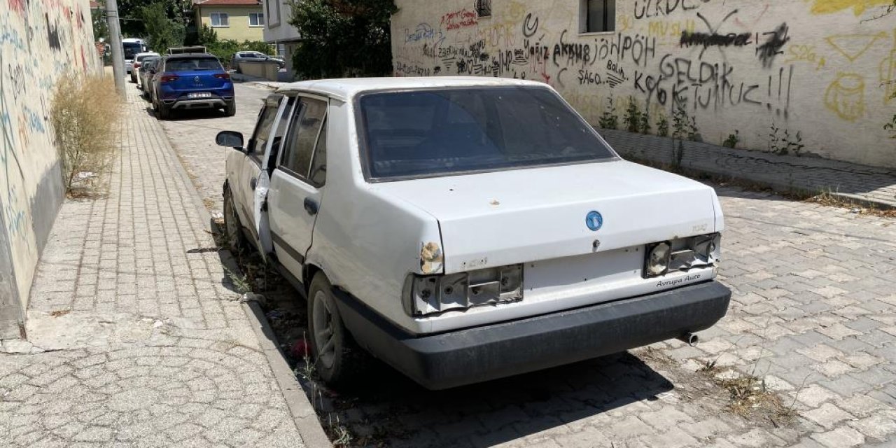 Kapısı açık ve plakasız hurda otomobil dikkat çekti