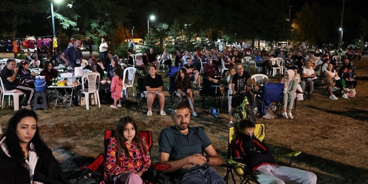 Yoncalı’da vatandaşlar açık hava sinemasının keyfini çıkardı