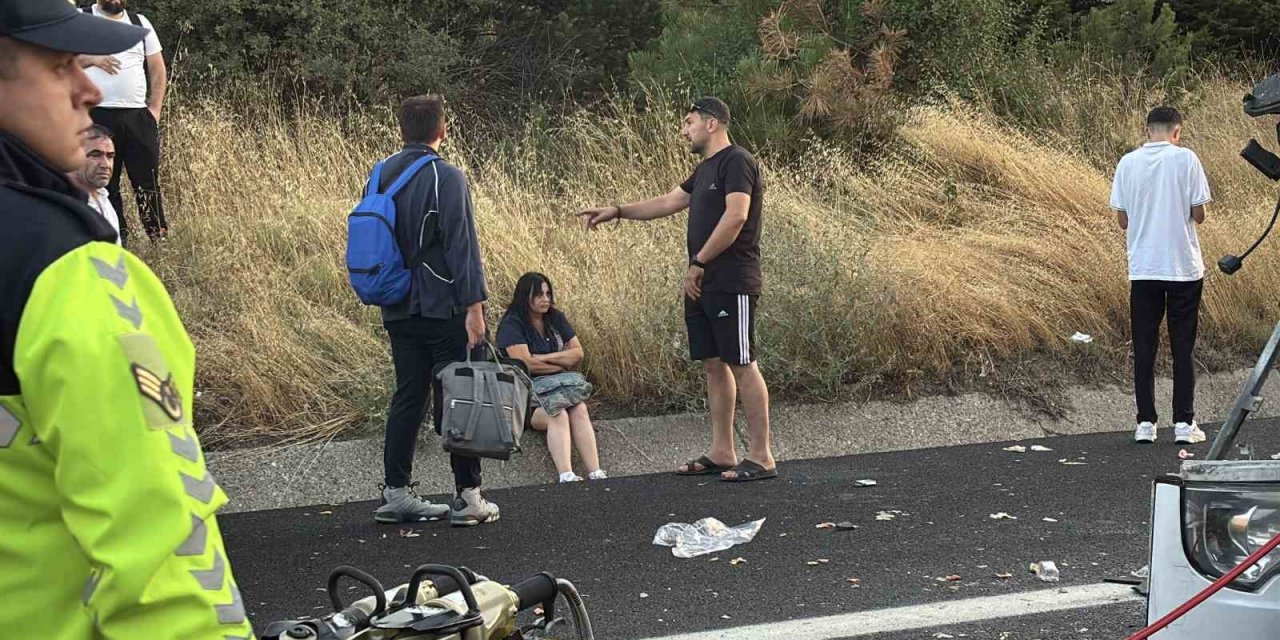 TEM’de yolcu otobüsü ile soğan yüklü kamyon çarpıştı: 1 ölü, 10 yaralı