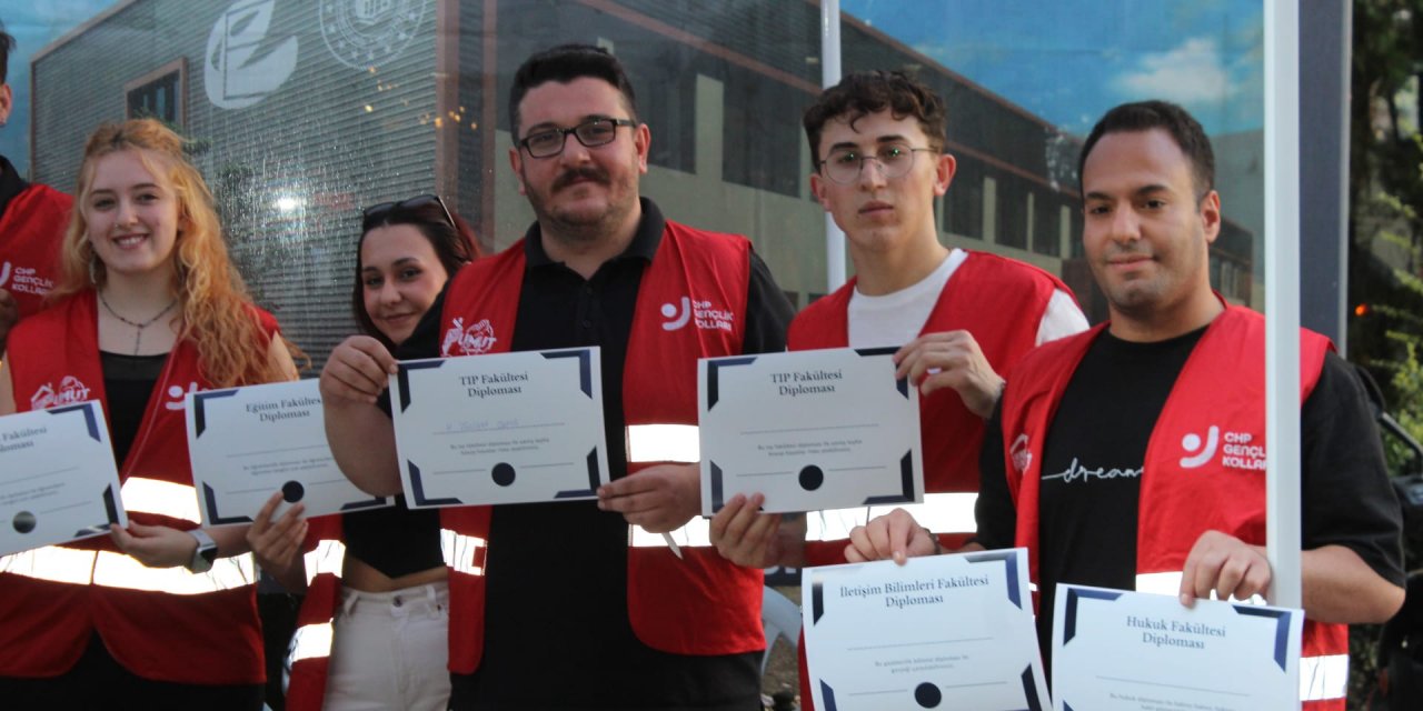 CHP'li gençler Eskişehir'de sahte diploma dağıttı