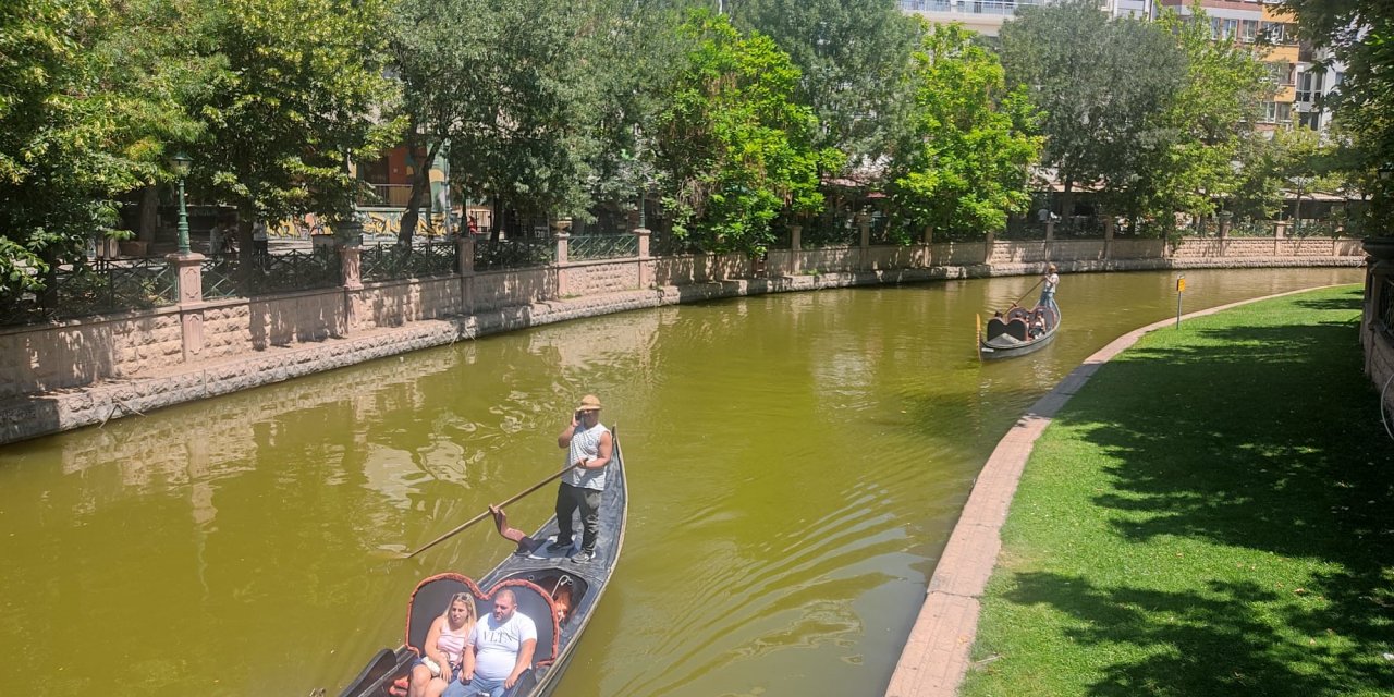 Yüksek sıcaklıklara rağmen turistler gondollardan vazgeçmedi