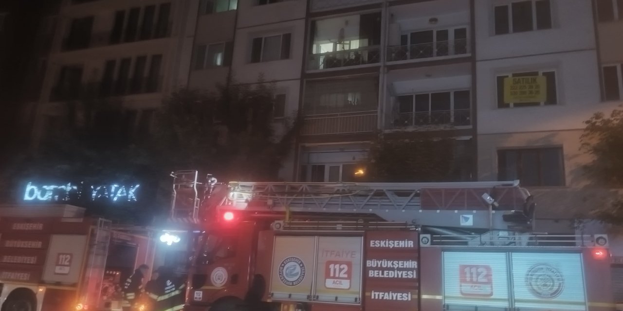 Apartmanda gece çıkan yangın mahalleyi ayağa kaldırdı: 1 yaralı