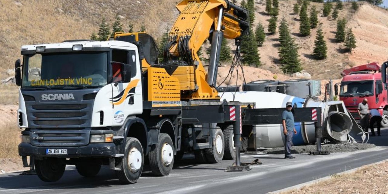 Kontrolden çıkan beton mikseri refüje devrildi: 1 yaralı
