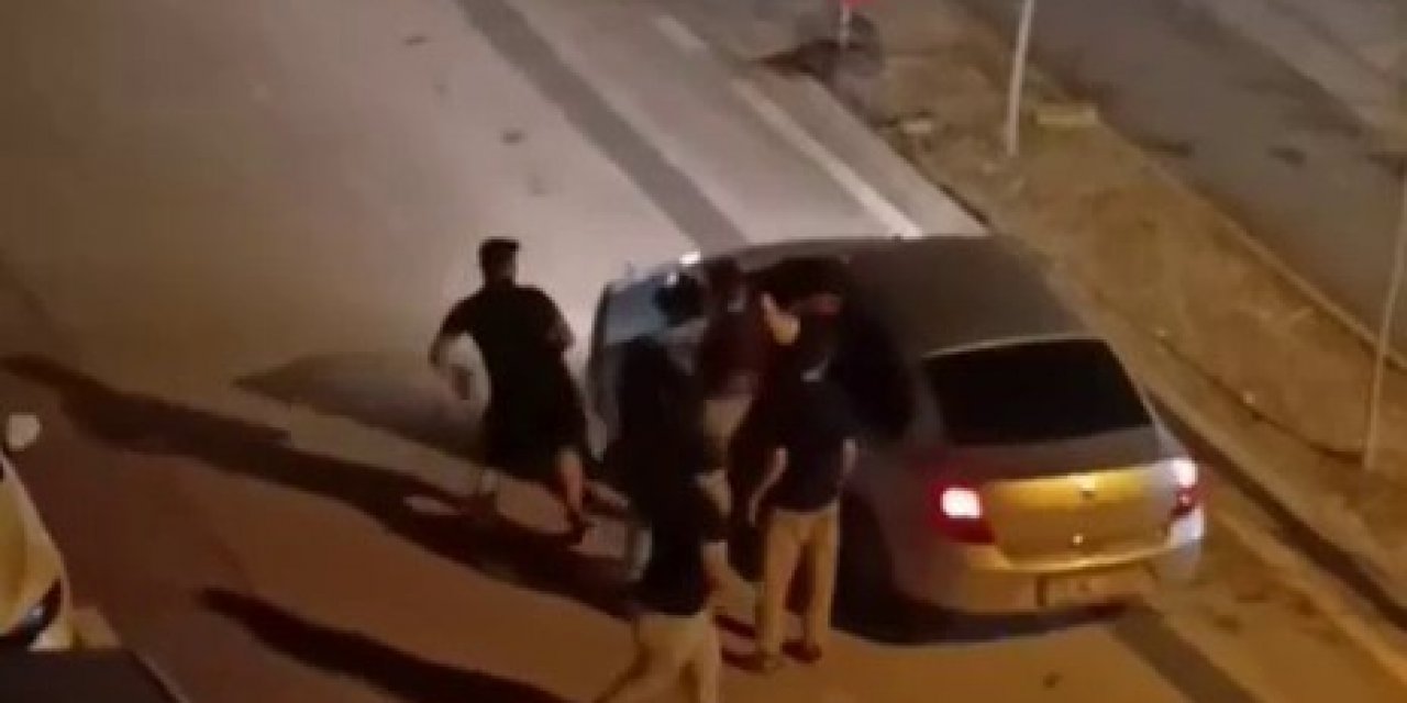 Yolunu kestikleri sürücüyü araçta darp ettiler