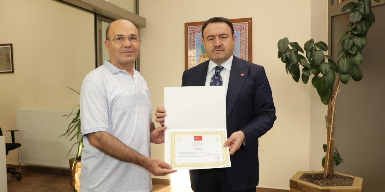 Vali Işın, emekli olan polis memuruna hizmet belgesini verdi