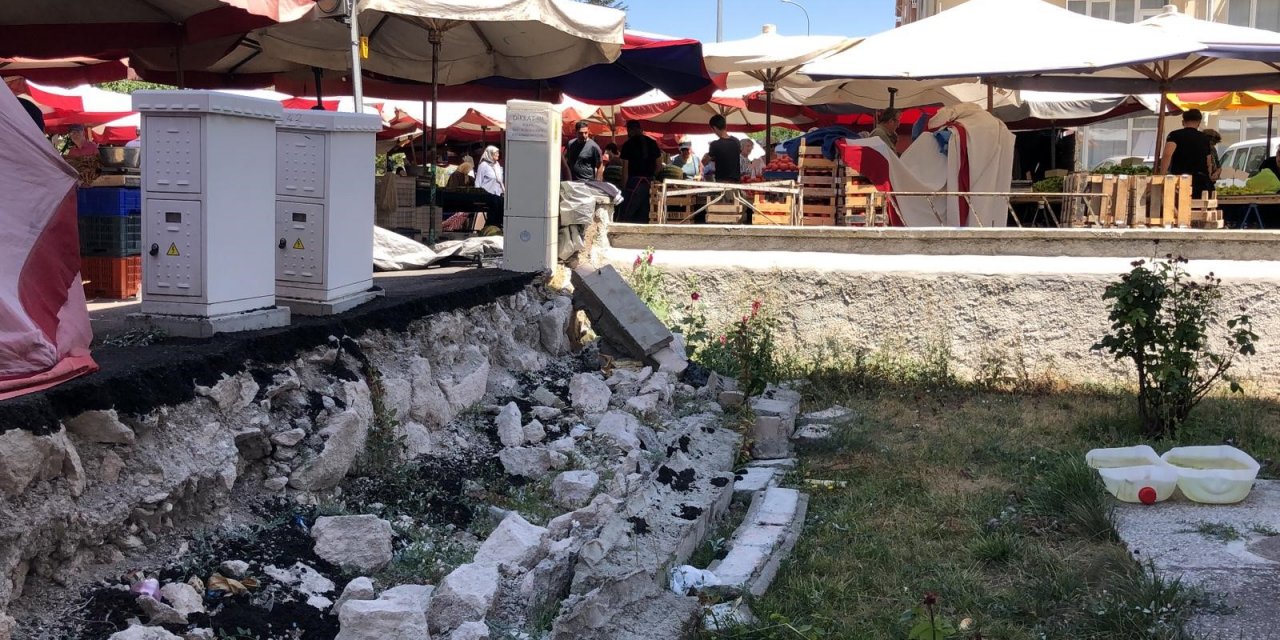 Yıkılan bahçe duvarıyla ilgili vatandaş ve pazarcı arasında gerginlik çıktı