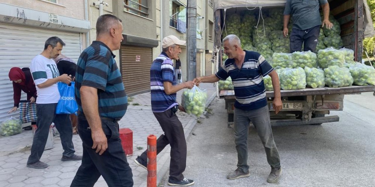 Yaklaşık 5 ton dolma biberi ücretsiz dağıttı