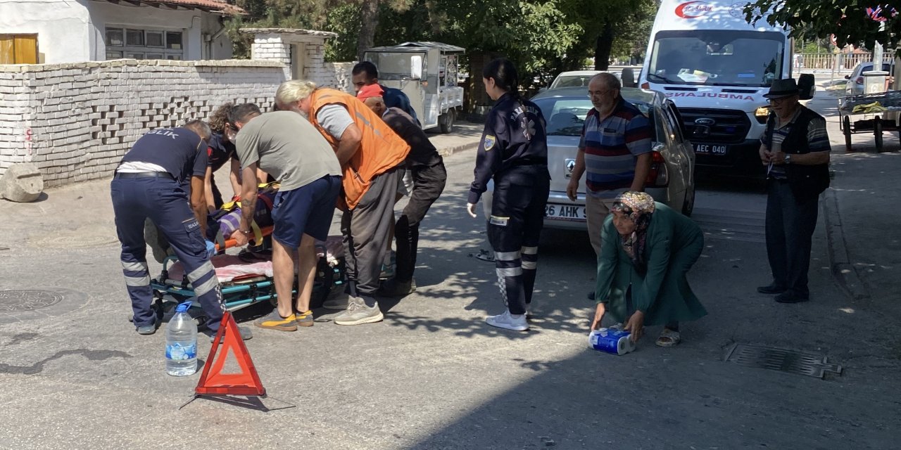 Eskişehir'de otomobil ile motosikletli kurye çarpıştı
