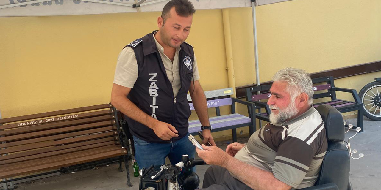 Zabıta çantasını kaybeden vatandaşın yüzünü güldürdü