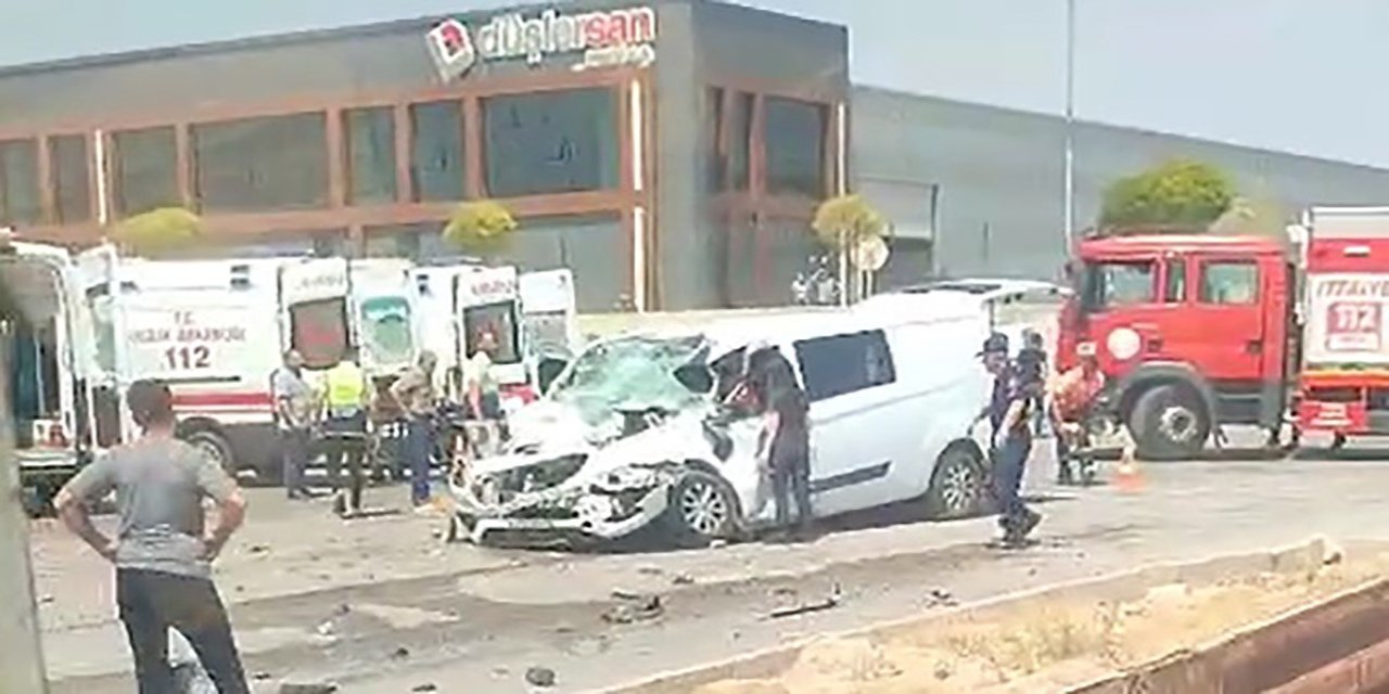 Eskişehir’de feci kaza: Tıra çarpan araçta 3 kişi yaralandı
