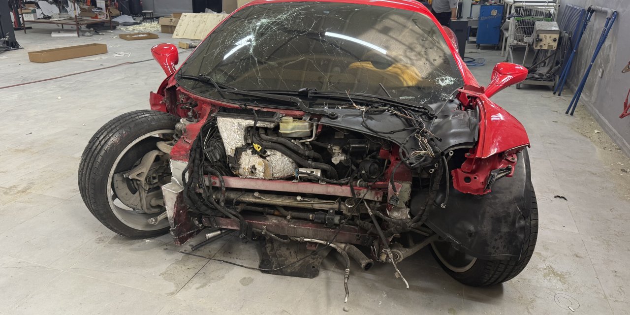 Müşterisinin 17 milyon liralık Ferrari aracıyla kaza yaptı
