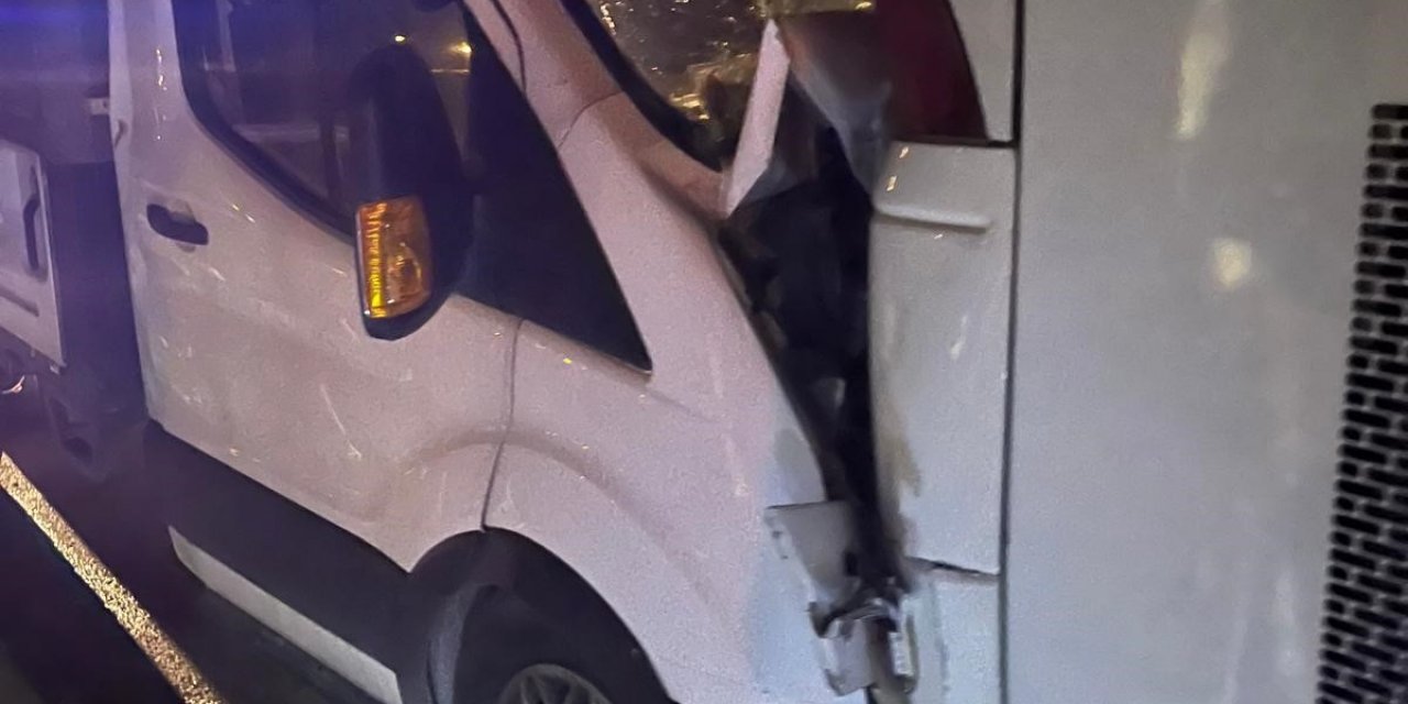 Afyon'da yolcu otobüsü ile kamyonet çarpıştı: 7 yaralı