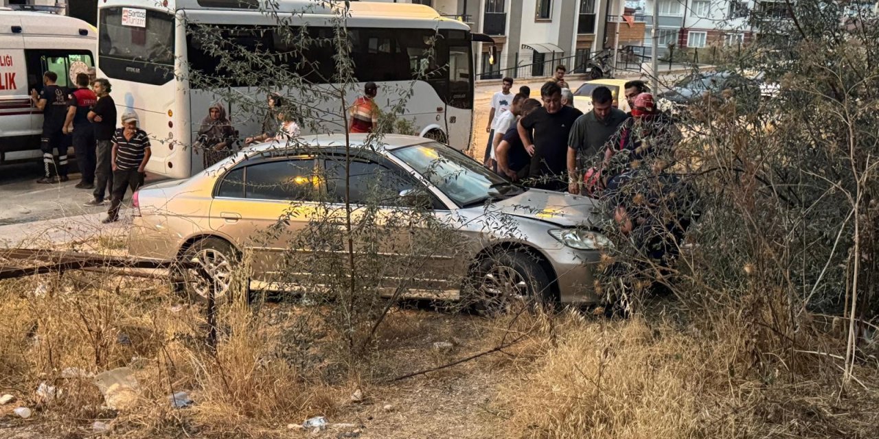 Bilecik'te minibüsle ile otomobil çarpıştı