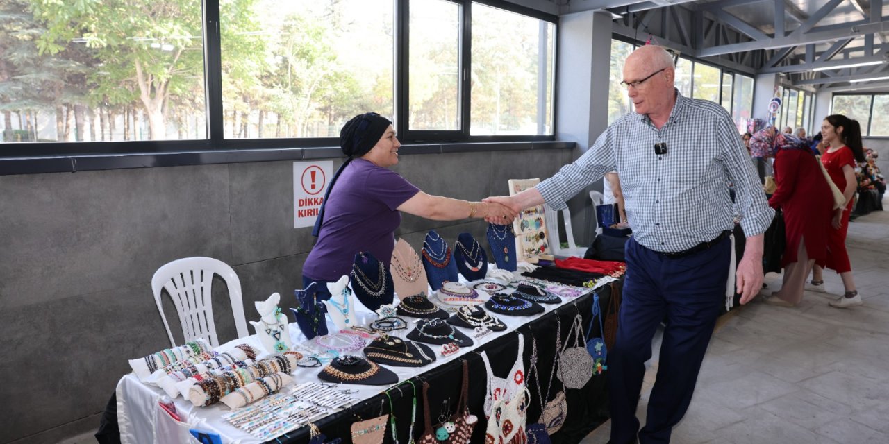 Başkan Kurt'tan üreten kadınlara destek