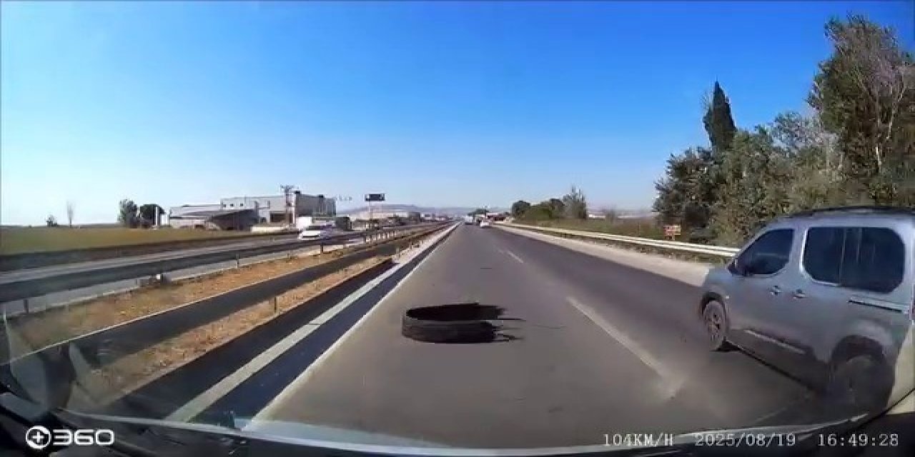 Yola atılan kamyon lastiği kazaya davetiye çıkardı