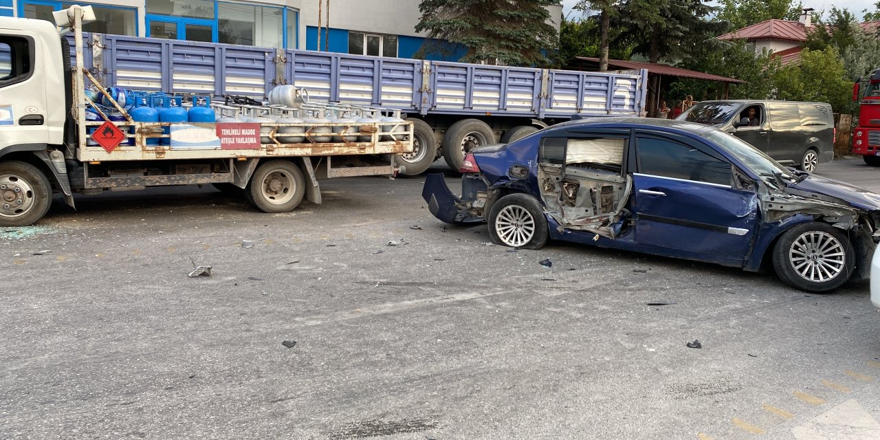 Tüp yüklü kamyona çarparak durabildi: Faciaya ramak kaldı