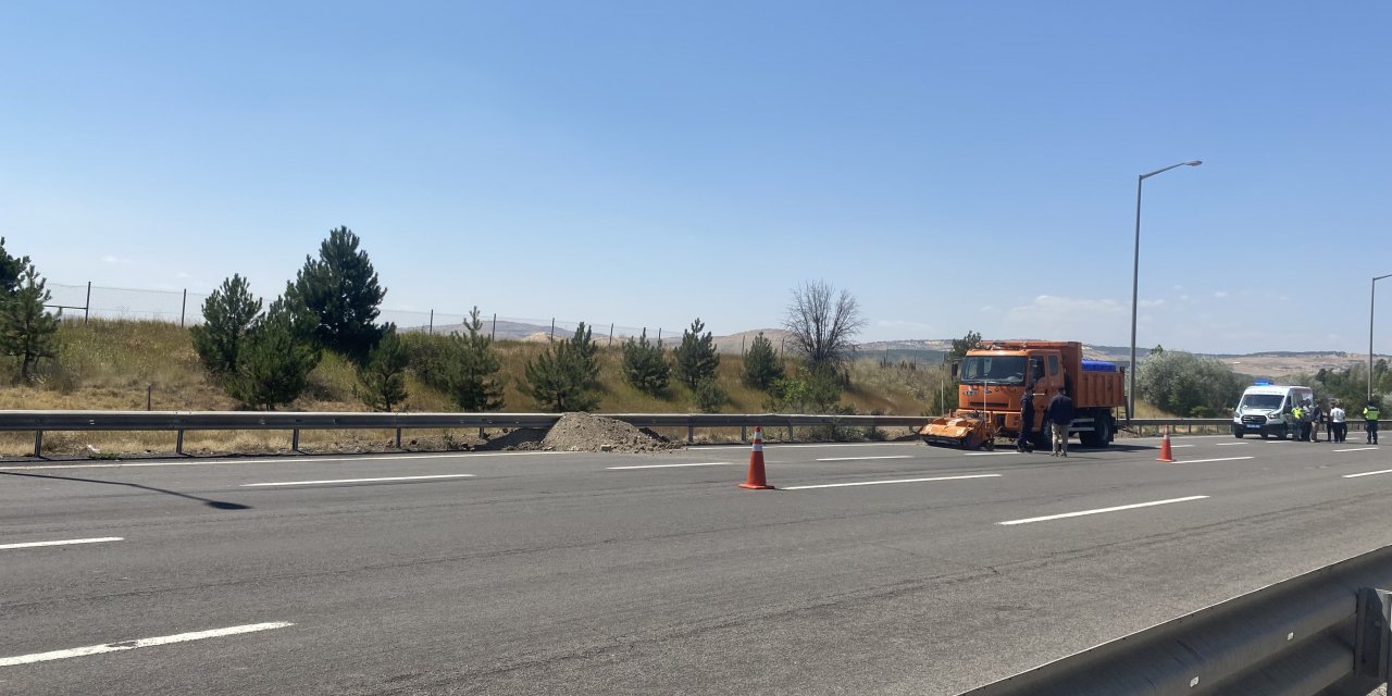 Başkentte tır kaza yaptı: Yol kapandı
