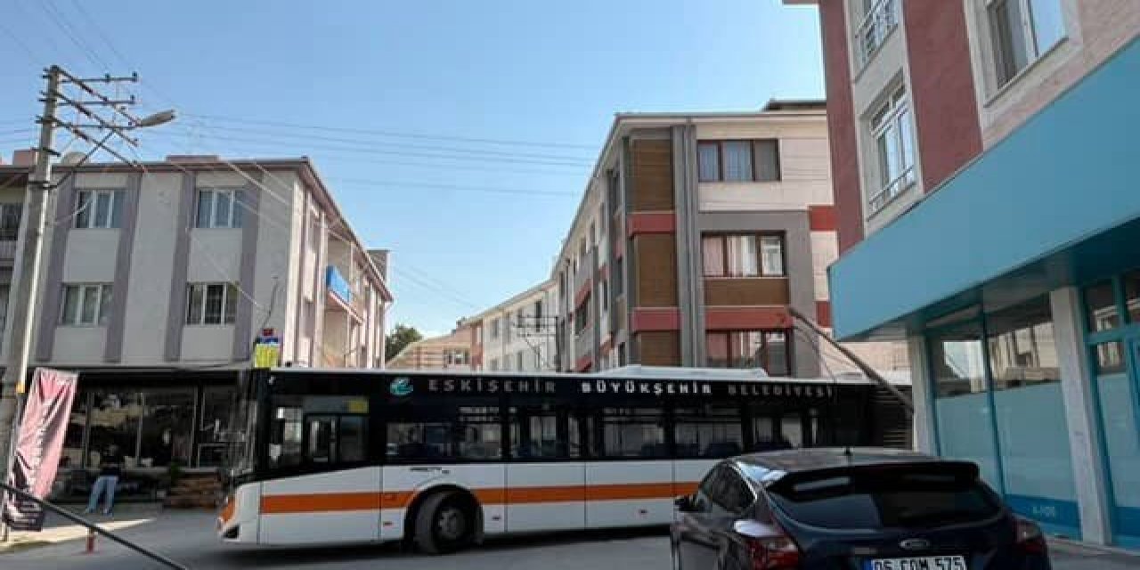 Eskişehir'de elektrik direği belediye otobüsünün üzerine devrildi