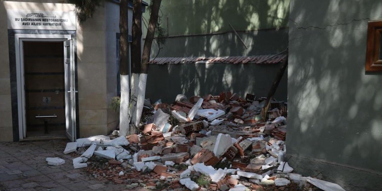 Eskişehir'de yıkılan binanın molozları cami bahçesine döküldü
