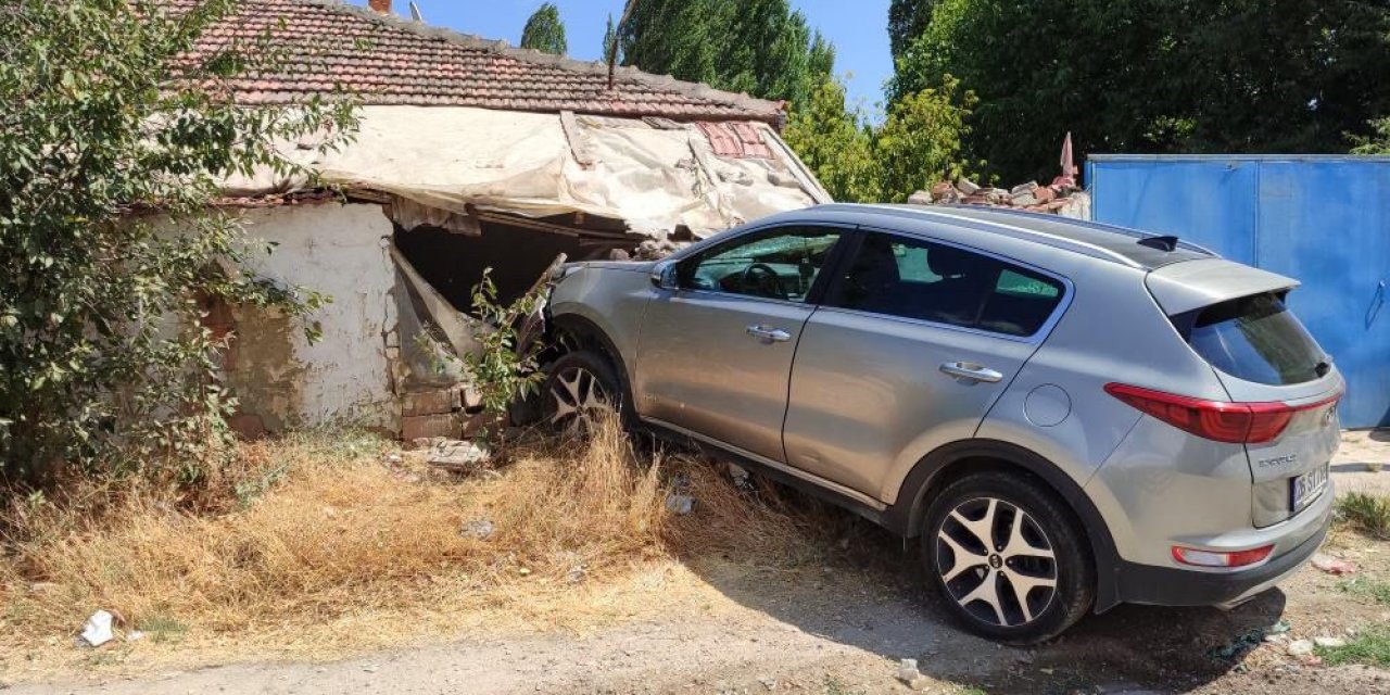 Eskişehir'de kaza yapan otomobil savrularak bir eve saplandı