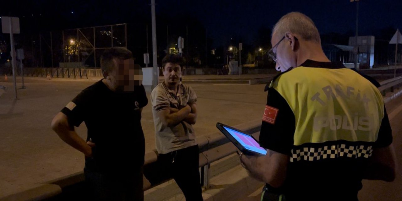 Polise yakalanan sürücü uyuşturucu dolu poşeti camdan attı