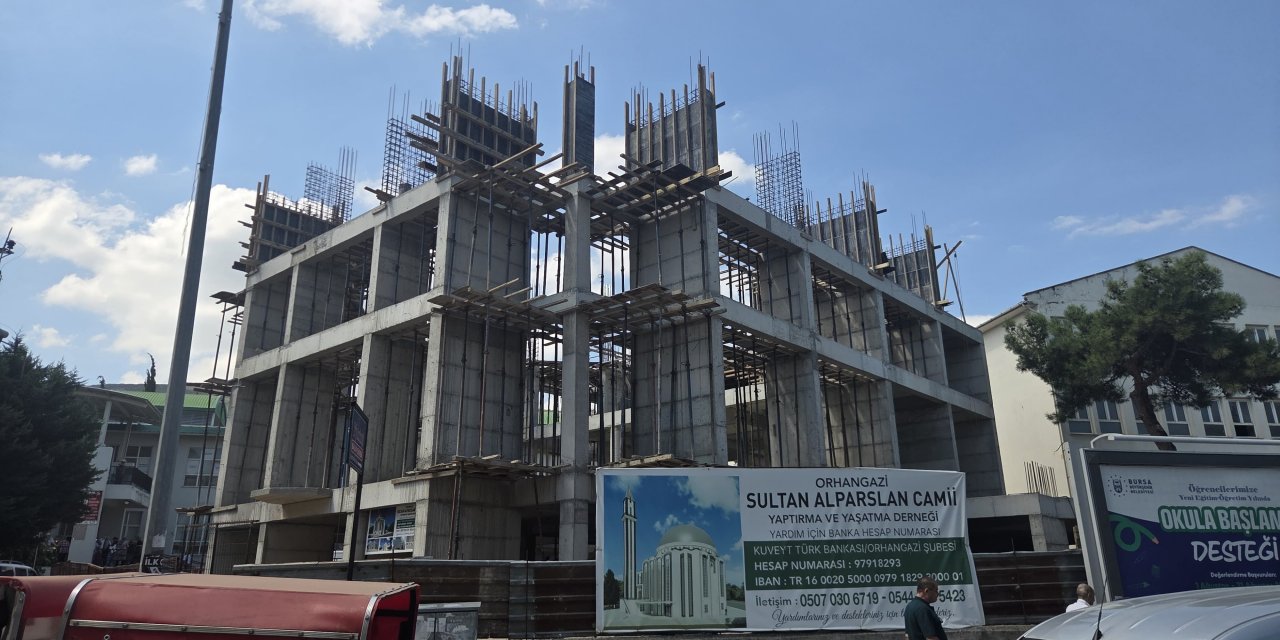 Cami inşaatında çalışan işçi 10 metre yükseklikten düştü
