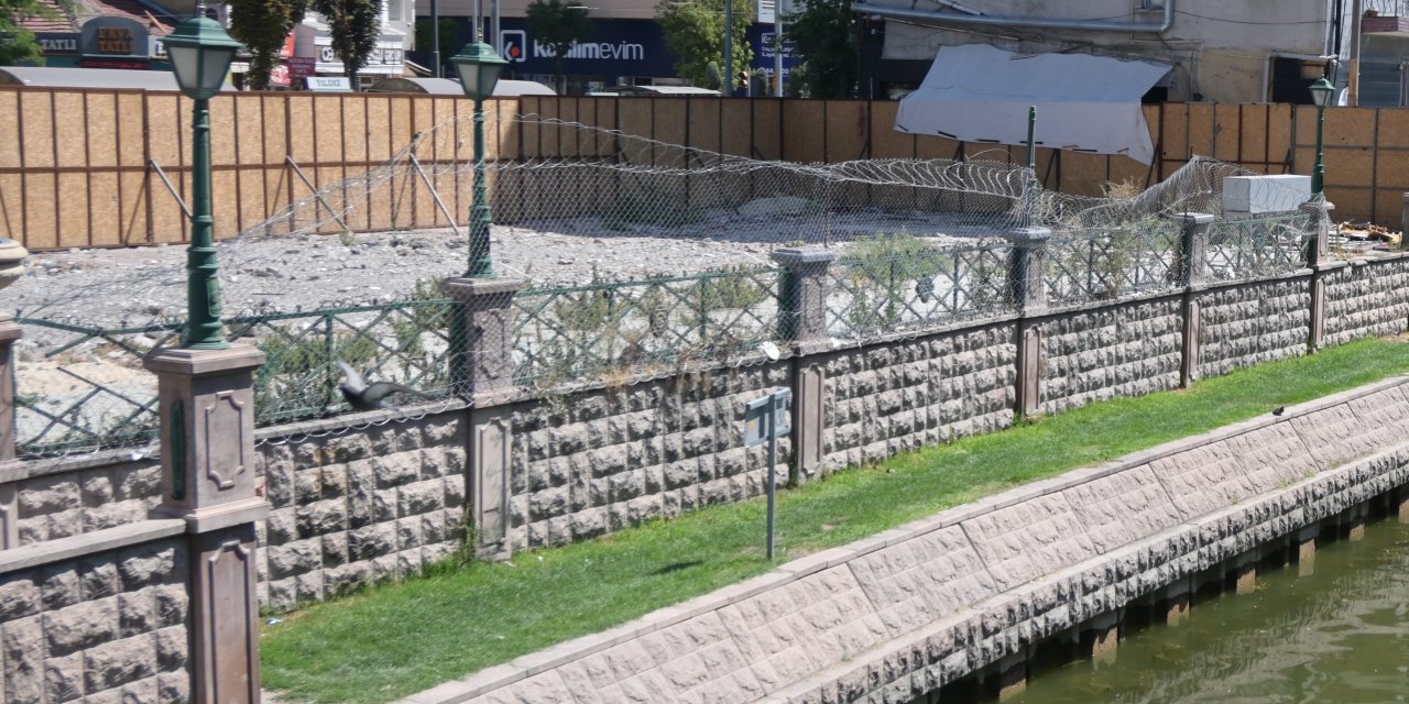 Porsuk Çayı'nda dikenli tel tehlikesi