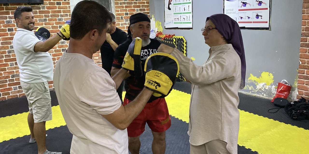 Eskişehir'de aileler kick-boks antrenmanı yaptı