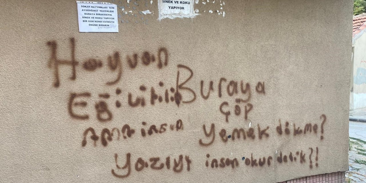 Eskişehir'de bina duvarına asılan yazı dikkat çekti