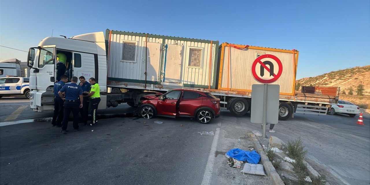 Tır ile otomobil çarpıştı: 4 yaralı