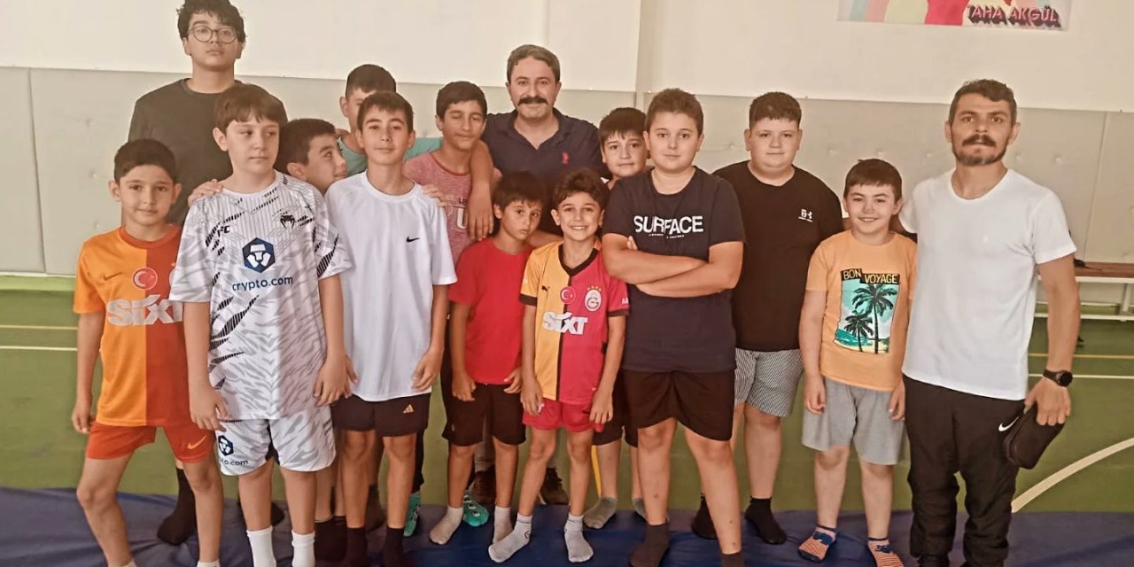 Gençlik ve Spor İl Müdürü  genç güreşçilerle buluştu