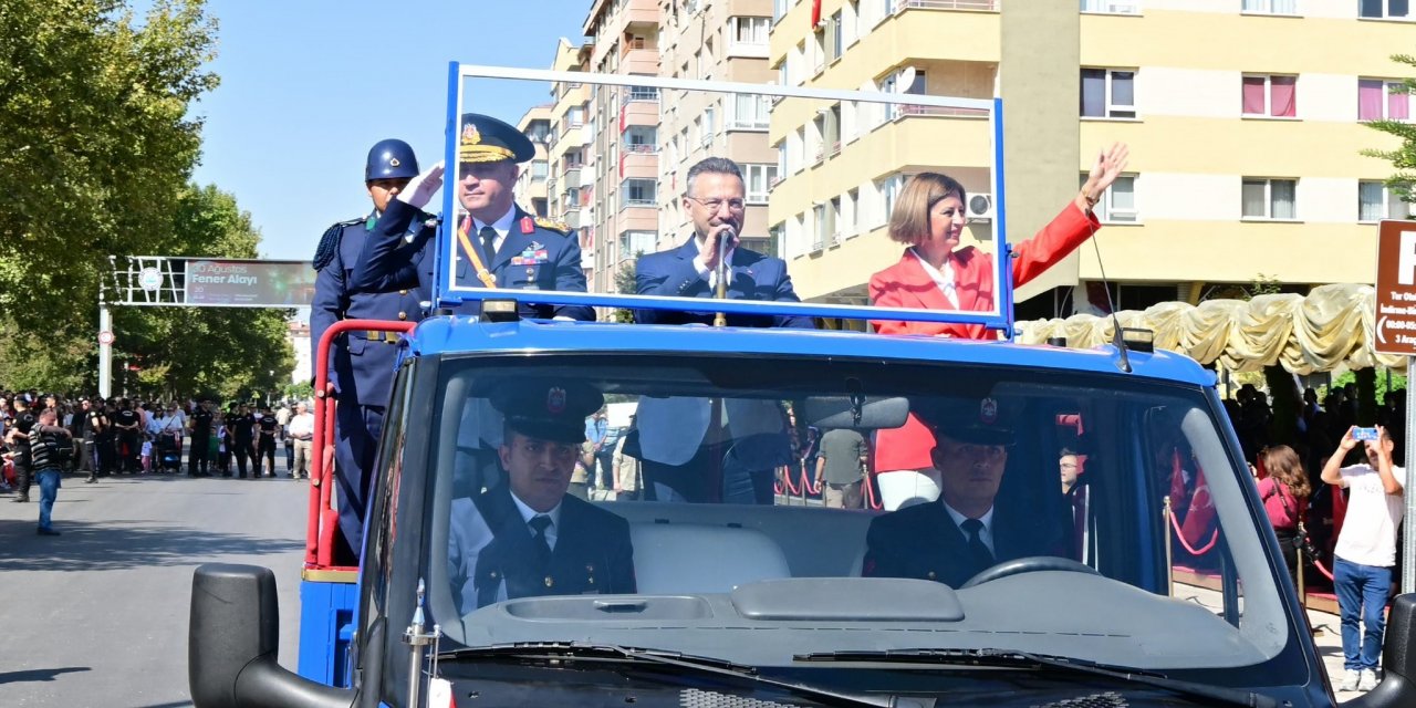 Eskişehir’de resmi geçit töreni düzenlendi