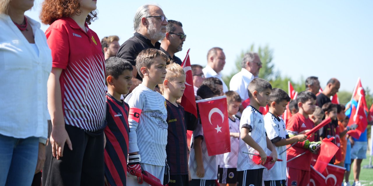 Mini minikler futbol şenliği keyifli geçiyor