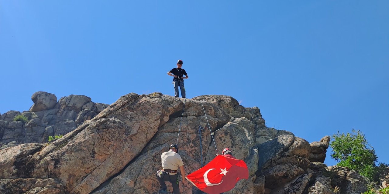 Eskişehir'de dağcılardan 30 Ağustos tırmanışı