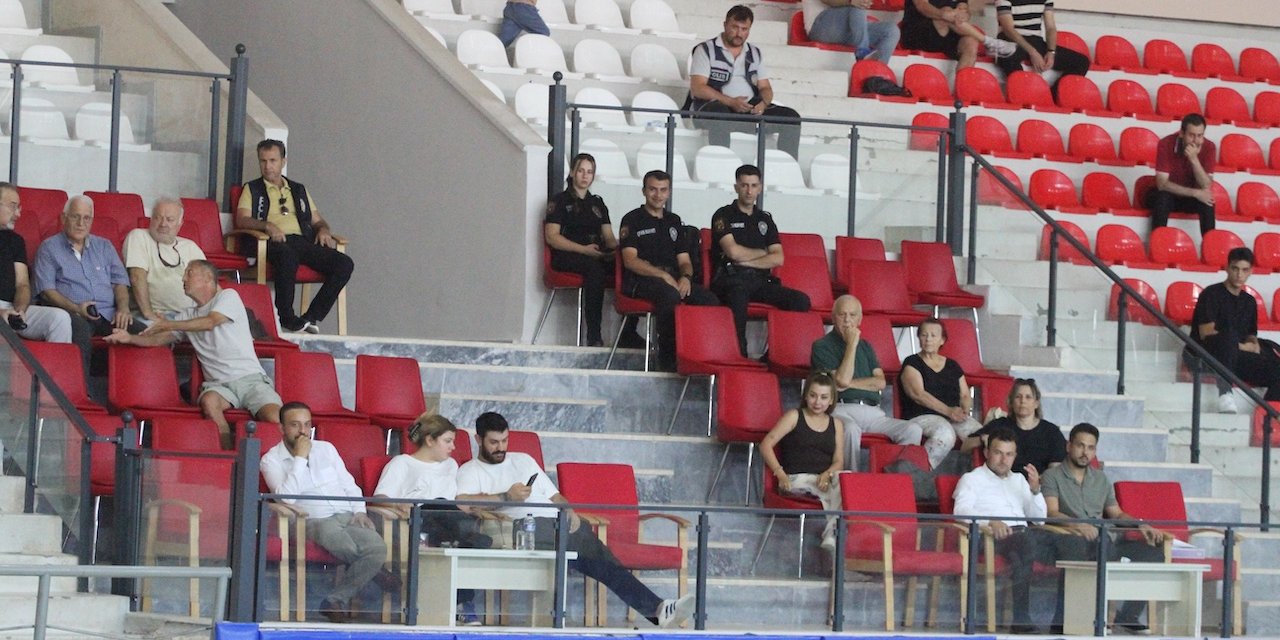 Boş tribünler üzdü