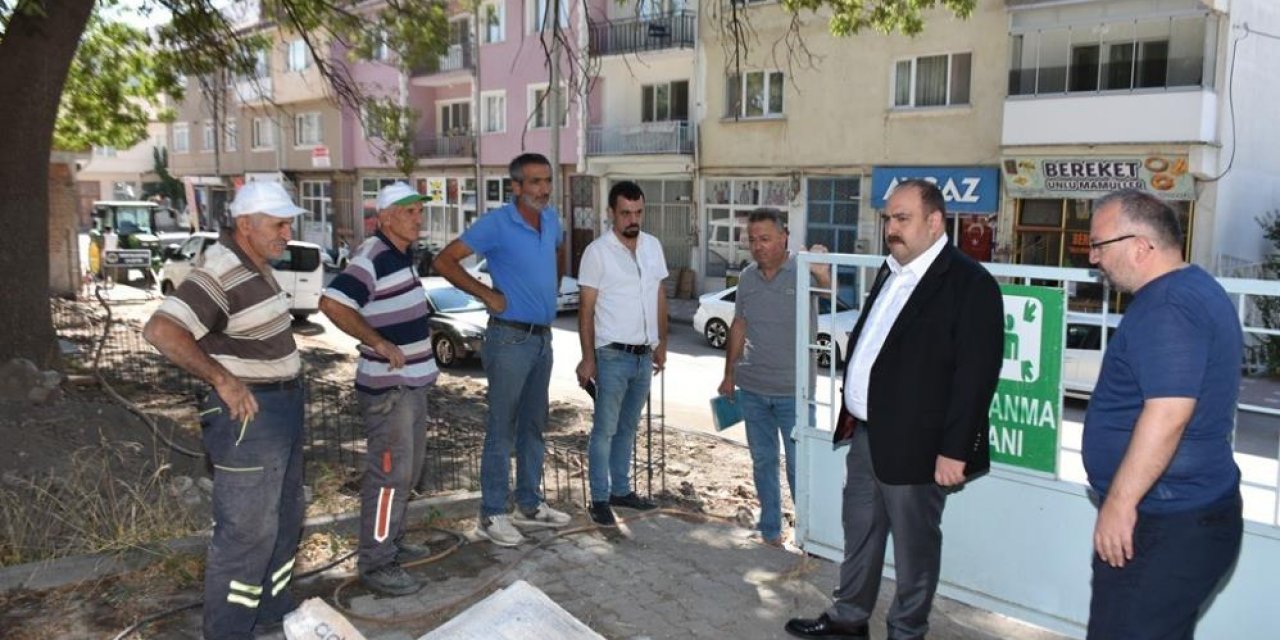 Yıkılan okul duvarı yeniden yapılıyor