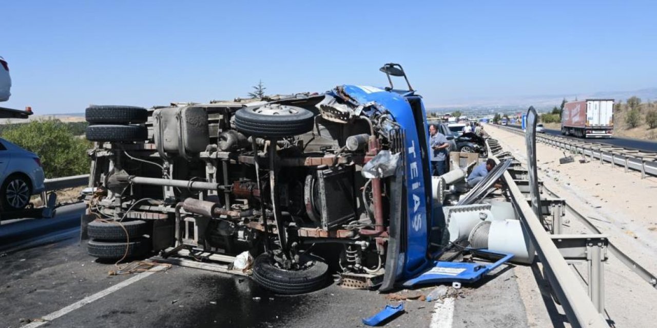 Otomobilin çarptığı trafo yüklü kamyon devrildi: 2 yaralı