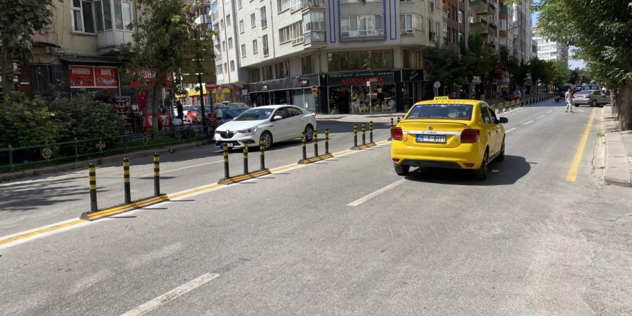 Atatürk caddesi dubaları tartışma konusu