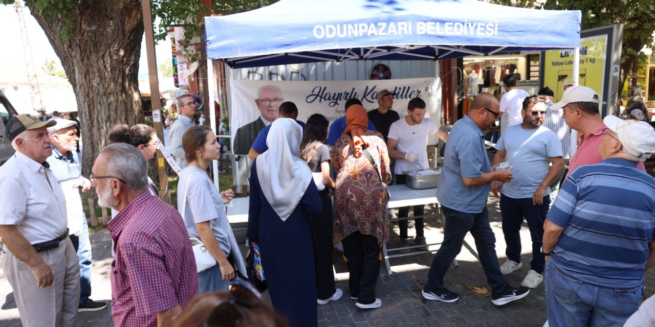 Odunpazarı Belediyesi’nden Mevlid Kandili’nde helva ikramı