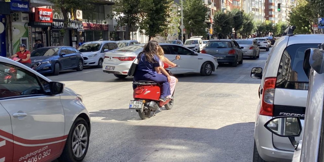 Kent merkezinde ilginç görüntü: 3 kadın aynı motosiklete bindi