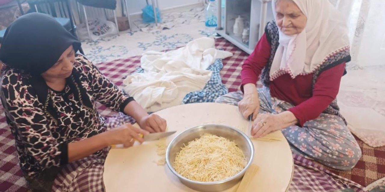 87 yaşındaki Zeynep ninenin kışlık erişte mesaisi