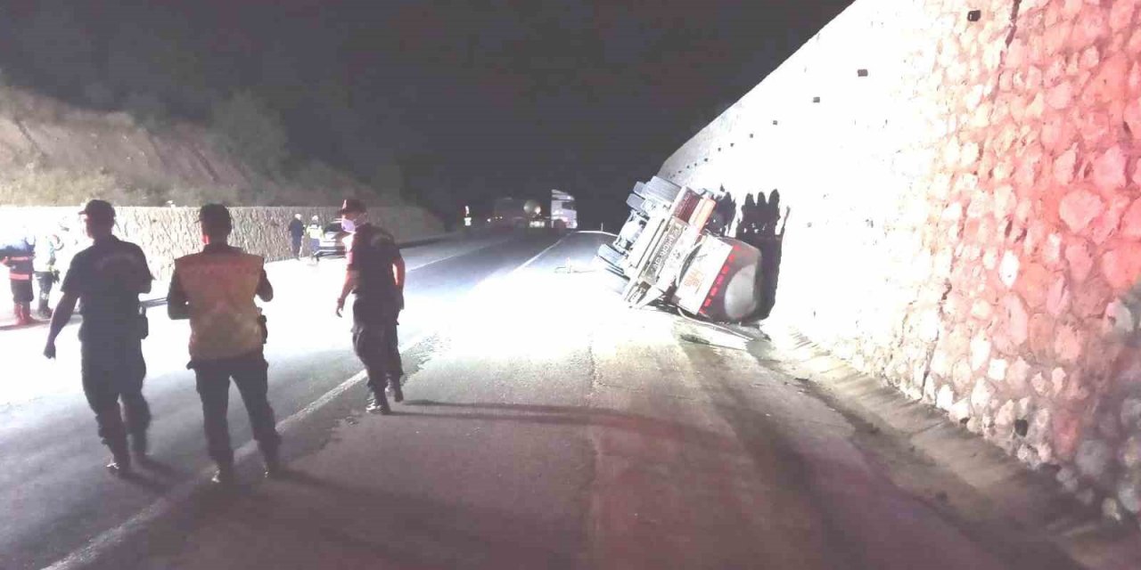 Kütahya’da asit yüklü tanker devrildi: 1 yaralı