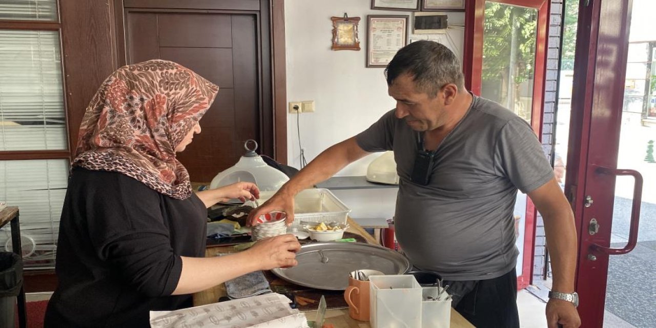Eskişehir'de elektrikli bisikletle çay servisi yapıyor