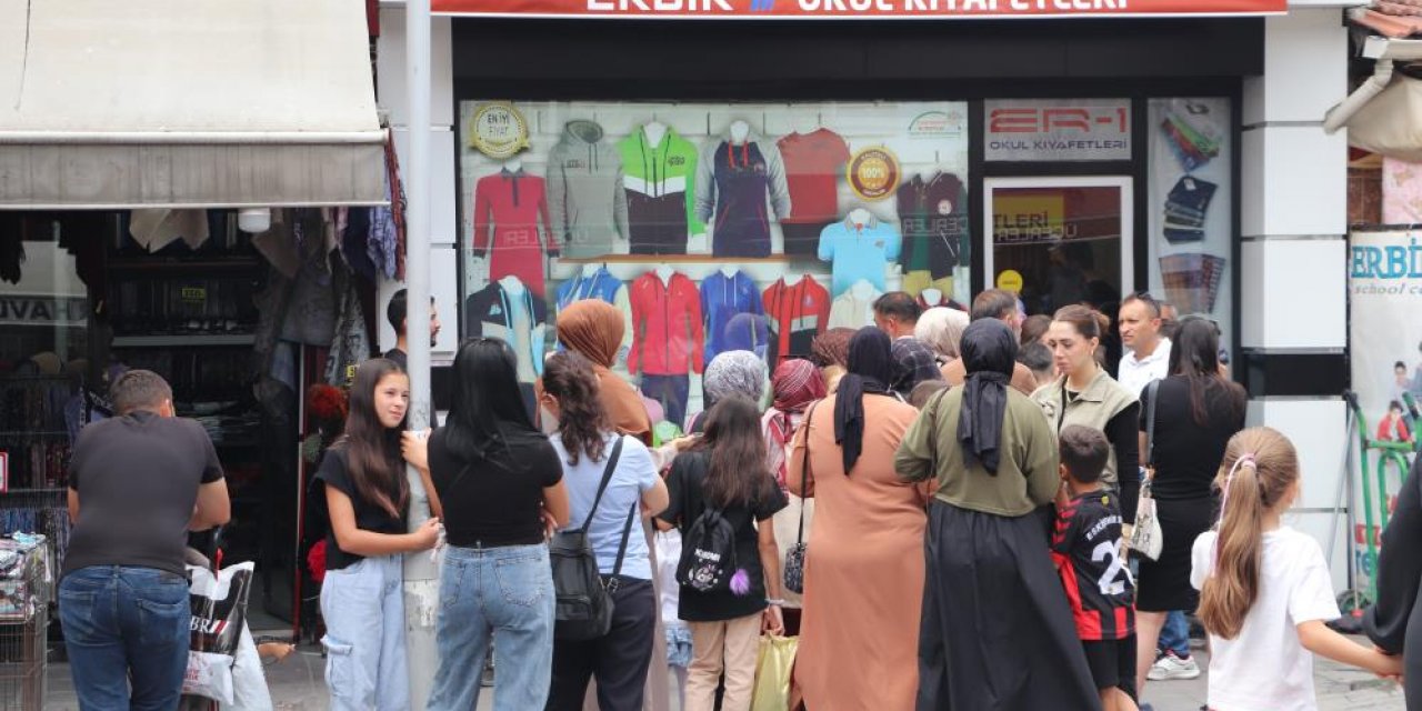 Çarşı'da okul kıyafetleri yoğunluğu