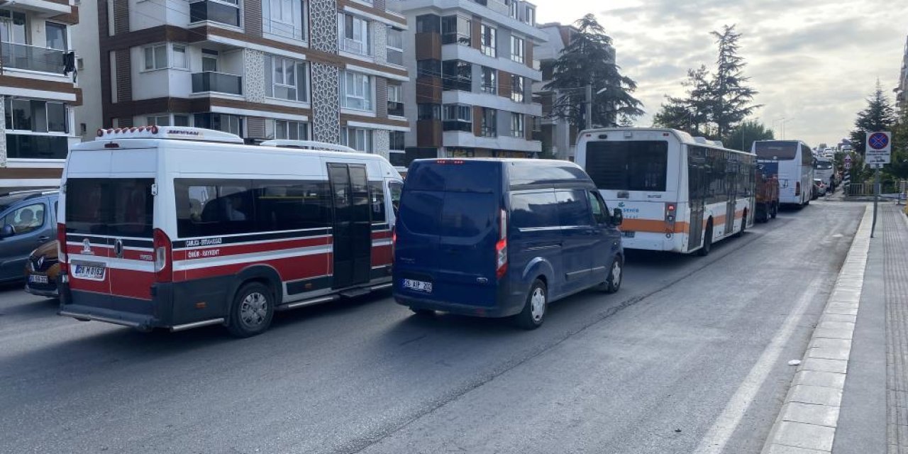 Okulun ilk günü uzun araç kuyrukları oluştu