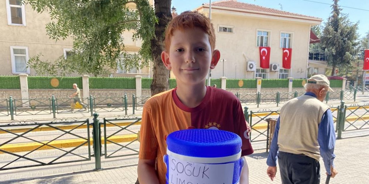 Ticareti merak eden 11 yaşındaki çocuk haftanın bir günü limonata satıyor